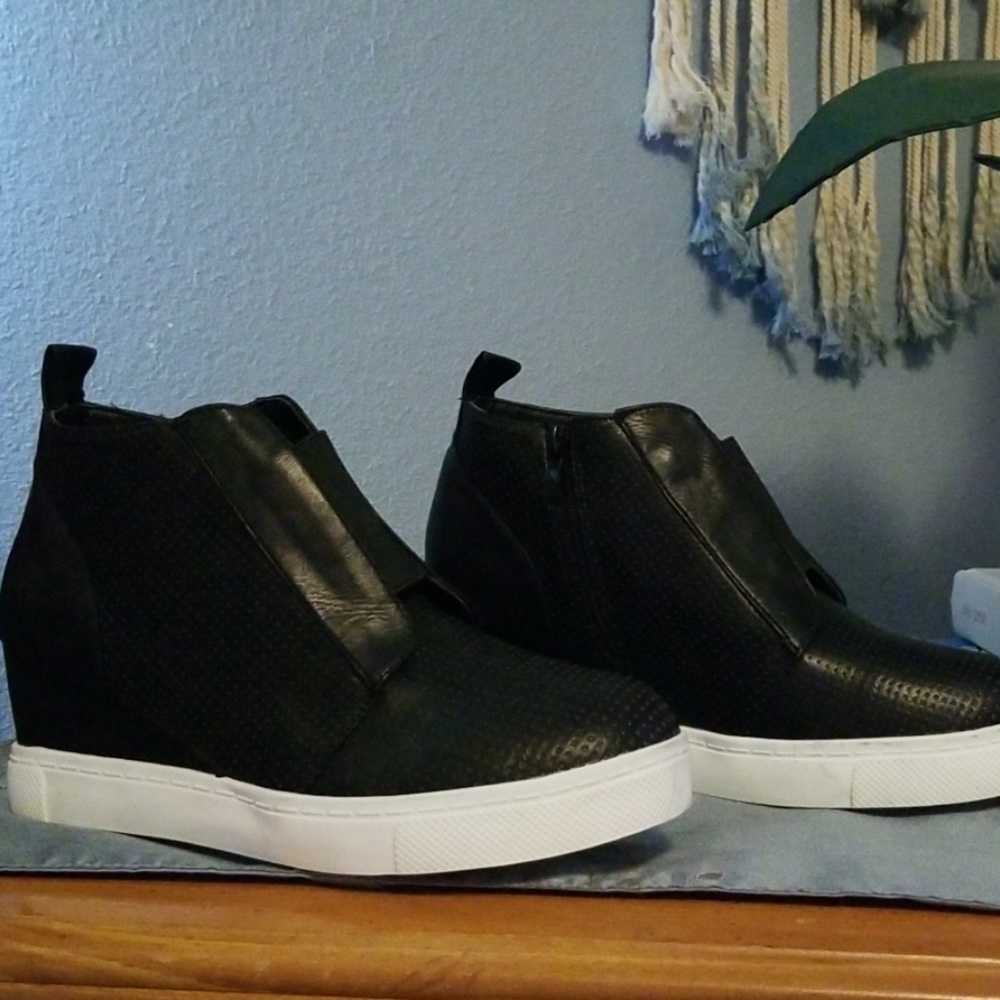 Athlefit platform boots.
